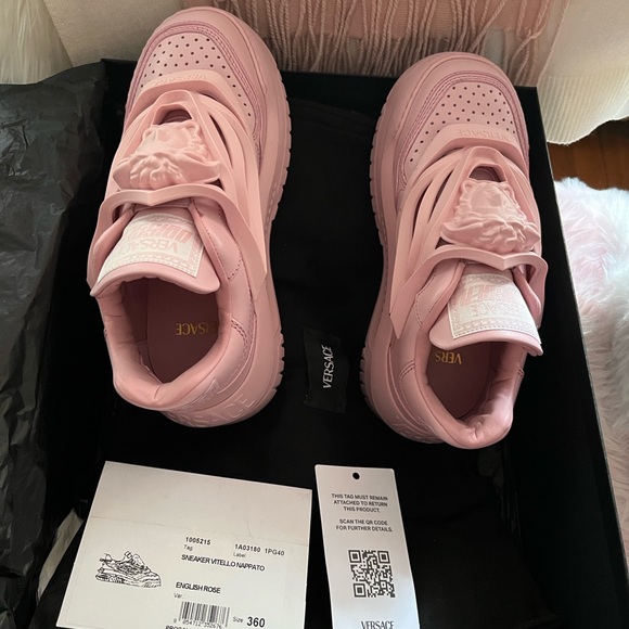 Versace Shoes - Versace Sneaker Vitello Nappato
Comes with original shoe box and dust bag